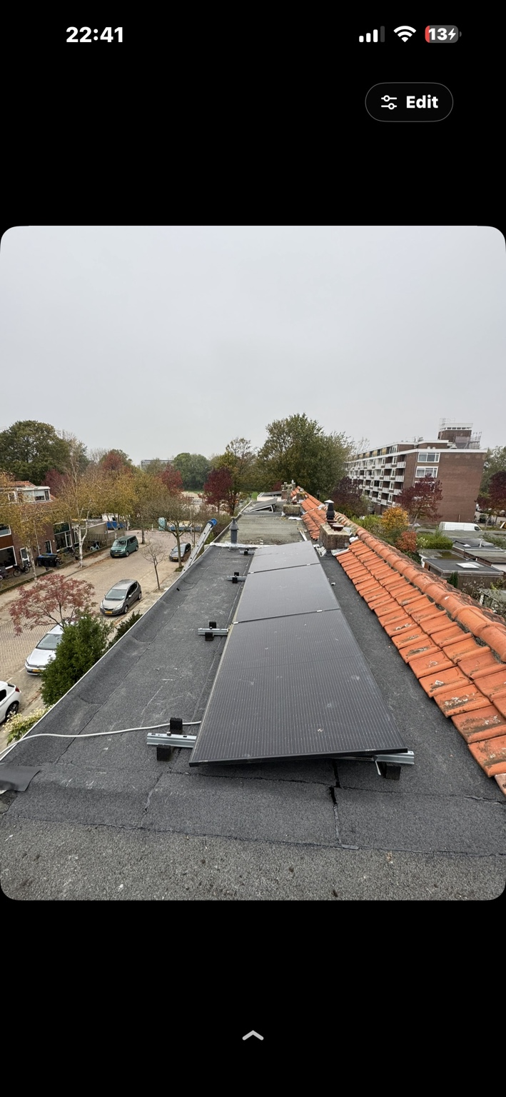 Plat dak met zonnepanelen